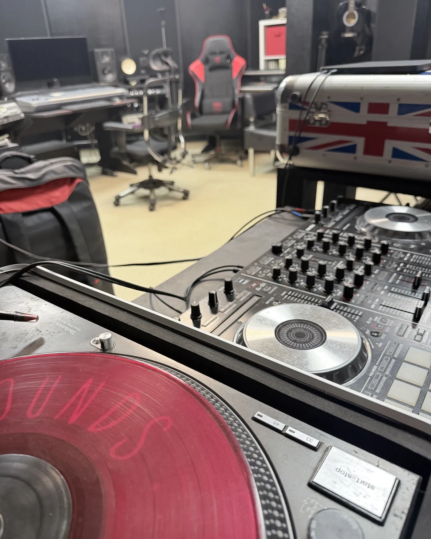 Зал ЧЁРНЫЙ: DJ-пульт Pioneer и вертушка с красной пластинкой