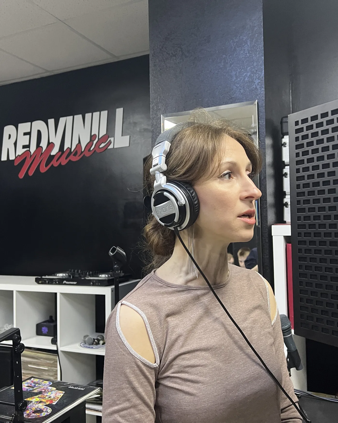 Запись вокала в кабине студии RedVinill